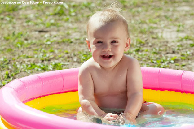 Малыш в надувном бассейне